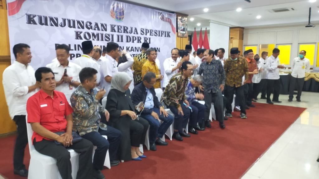 Anggota Komisi II DPR RI berfoto bersama dengan pejabat BPN Jateng saat berkunjung di Kanwil BPN Jateng, Jalan Ki Mangunsarkoro Semarang, Rabu (23/11).