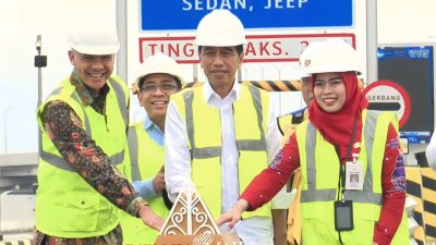 Dampingi Jokowi Resmikan Jalan Tol Semarang-Demak, Ganjar; Semoga Bisa Urai Kemacetan dan Rob